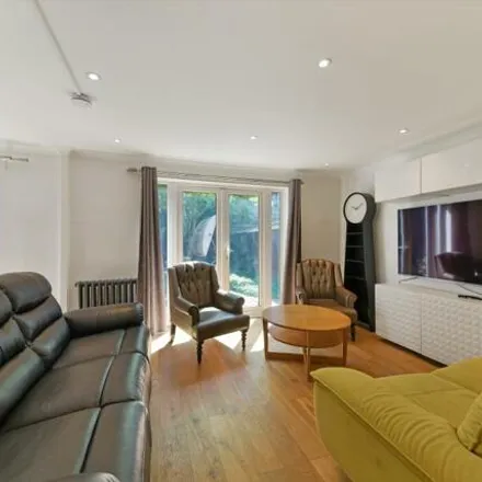 Rent this 4 bed townhouse on 170 Pentonville Road in London, N1 9NZ