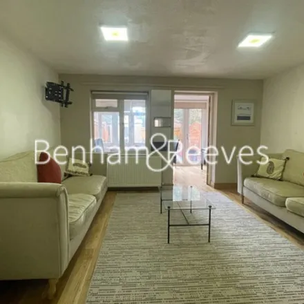 Rent this 3 bed apartment on 6-13 Albion Mews in London, W6 0JQ