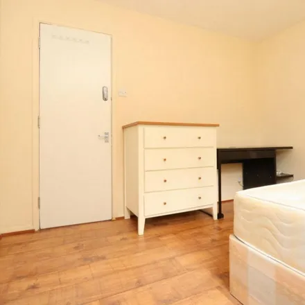 Rent this 3 bed apartment on Dingle Gardens in Canary Wharf, London