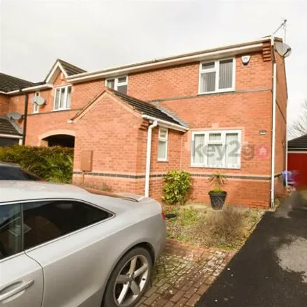 Rent this 3 bed townhouse on Deepwell View in Sheffield, S20 4SP