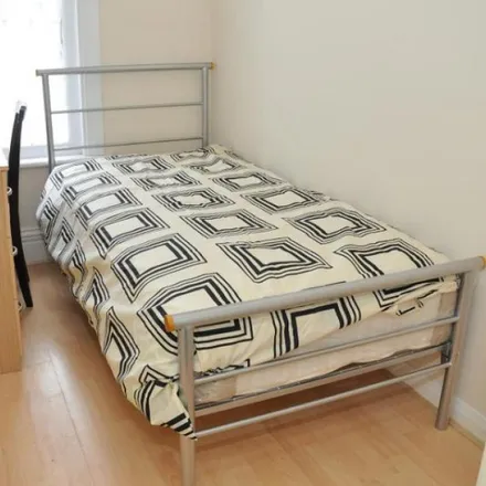 Rent this 4 bed room on 31 Hampden Road in London, N8 0HS