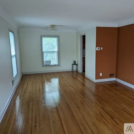 Image 3 - 621 Sheridan Avenue North - House for rent
