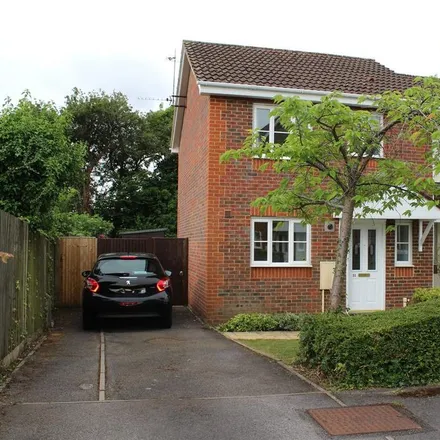 Rent this 3 bed townhouse on 11 Salisbury Close in Amersham, HP7 9EZ