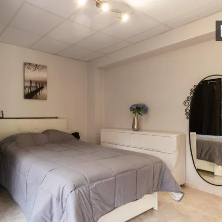 Rent this 3 bed room on Mundo Labores in Carrer de Mendizábal, 50