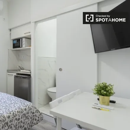 Rent this studio apartment on Madrid in Calle de Fernán González, 39