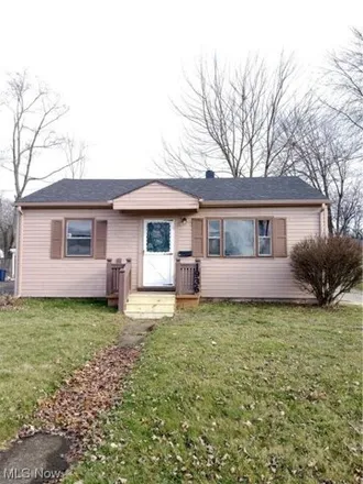Rent this 2 bed house on 1934 Sheridan Avenue Northeast in Warren, OH 44483