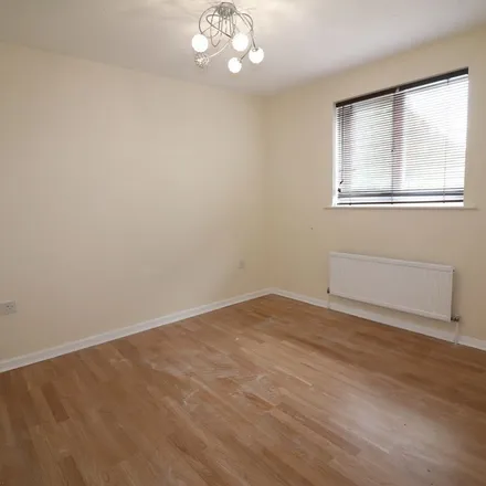 Image 4 - Bairstow Eves, Fleming Road, South Ockendon, RM16 6EW, United Kingdom - Apartment for rent