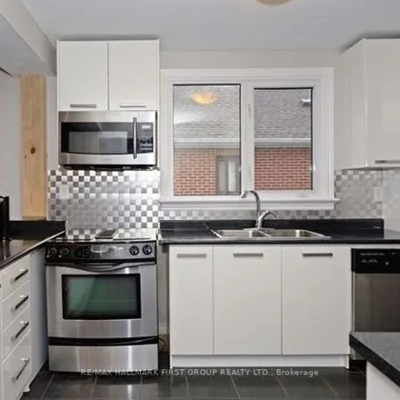 Image 4 - 74 Sherwood Avenue, Oshawa, ON L1G 4W0, Canada - Apartment for rent