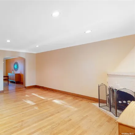 Image 2 - 116-38 217th Street, New York, NY 11411, USA - House for sale