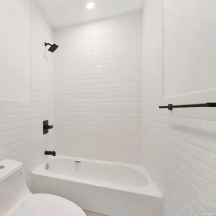 Image 7 - 2592 Briggs Avenue, New York, NY 10458, USA - Townhouse for sale