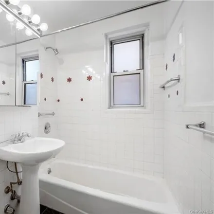 Image 9 - 2102 Holland Avenue, New York, NY 10462, USA - Apartment for sale