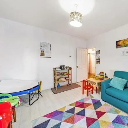 Image 3 - Pembury Close, London, E5 8JP, United Kingdom - Apartment for sale