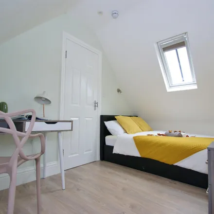 Rent this 7 bed room on Hilary Road in London, W12 0QX