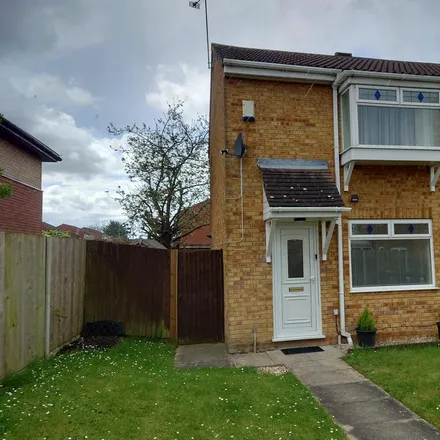Rent this 2 bed duplex on Linnet Close in Luton, LU4 0XJ