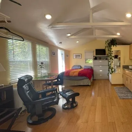 Rent this studio apartment on Berkeley