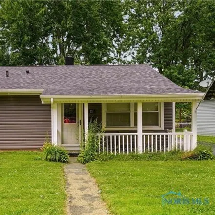 Buy this 2 bed house on 722 Circle Dr in Fostoria, Ohio