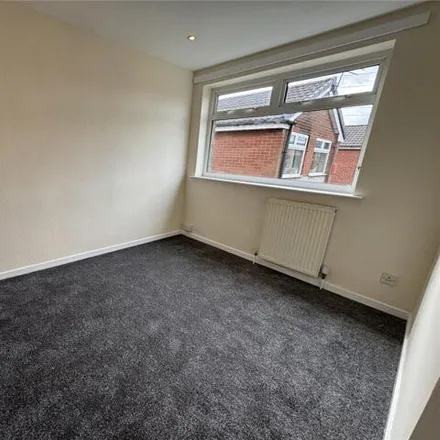 Image 5 - 14 Cloughs Avenue, Chadderton, OL9 0NR, United Kingdom - House for rent