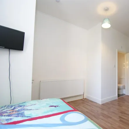 Rent this 6 bed room on 10 Old Oak Road in London, W3 7HN