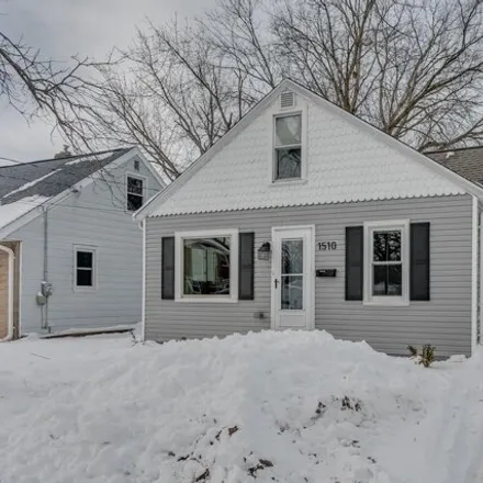 Buy this 2 bed house on 1552 13th Avenue in Green Bay, WI 54304