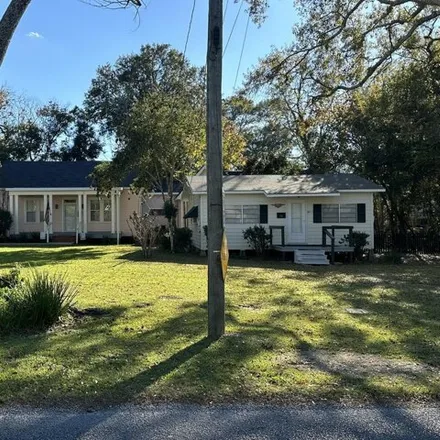 Image 2 - 215 2nd Street, Abbeville, LA 70510, USA - House for sale