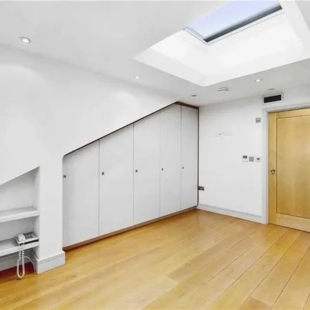 Rent this 3 bed townhouse on Brackley Terrace in London, W4 2HJ