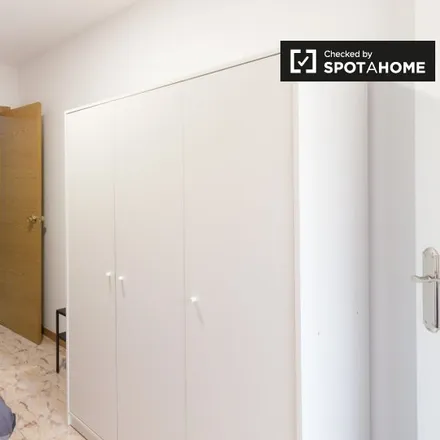 Rent this 4 bed room on Carrer de Ruiz de Padrón in 48, 08026 Barcelona