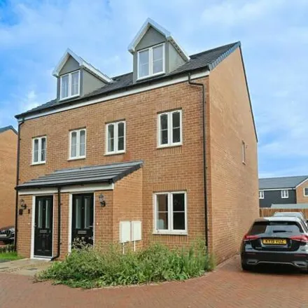 Buy this 3 bed duplex on Linnet Grove in Harlow, CM17 0GW