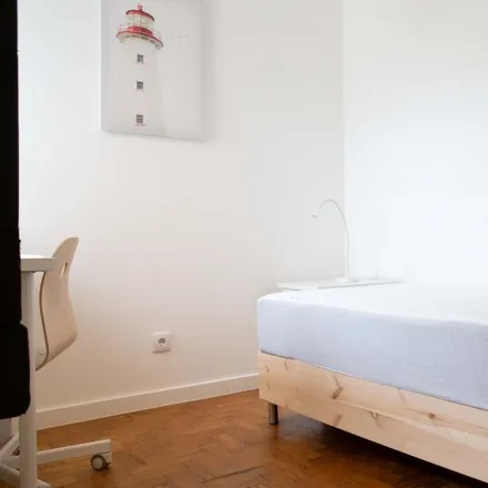 Rent this 5 bed room on Igreja Evangélica Baptista in Rua Machado dos Santos, 2775-153 Parede