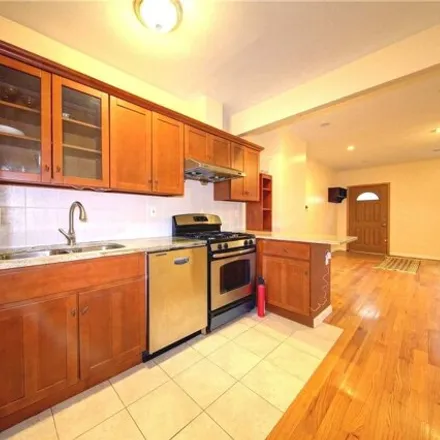Image 7 - 21-20 33rd Street, New York, NY 11105, USA - House for sale