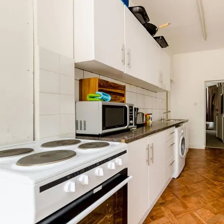 Image 3 - Heslop Road, London, SW12 8EG, United Kingdom - Apartment for rent