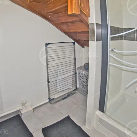 Rent this 2 bed apartment on 18 Quai Stéphane Mallarmé in 77870 Vulaines-sur-Seine, France