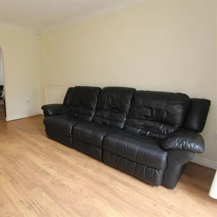 Image 6 - Kensington Way, Rothwell, LS10 4UP, United Kingdom - Apartment for rent