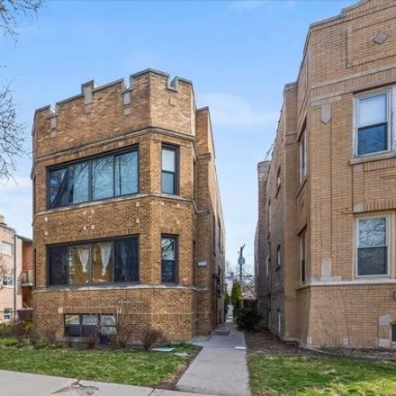 Rent this 3 bed condo on 6651 North Rockwell Street in Chicago, IL 60645