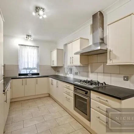 Image 2 - Fairholme Gardens, Barnet, London, N3 - see 3d virtual tour - House for rent