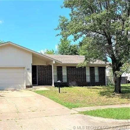 Rent this 3 bed house on 924 W Madison St in Broken Arrow, Oklahoma