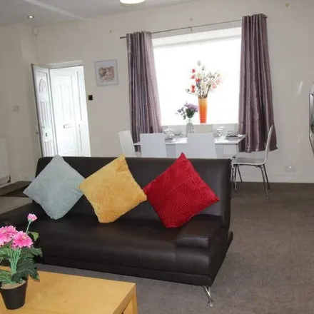 Rent this 5 bed house on Sheffield in S13 8DF, United Kingdom