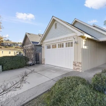 Buy this 3 bed house on 556 Pointe View Court in Medford, OR 97504