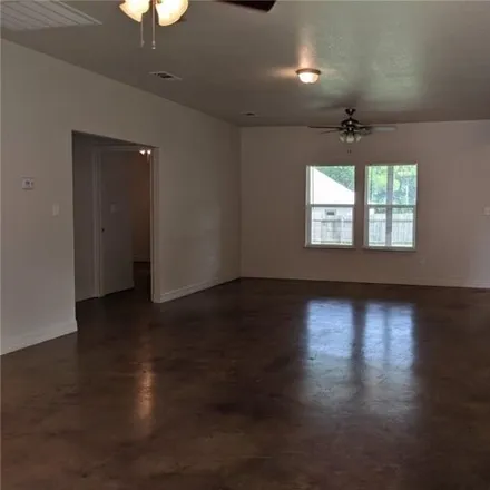 Image 2 - 371 3rd Avenue, Smithville, TX 78957, USA - Apartment for rent