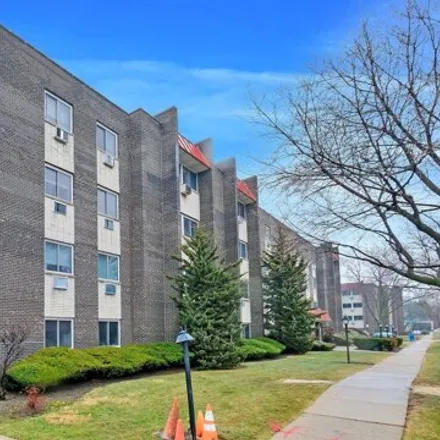 Buy this 2 bed condo on 4700 Old Orchard Road in Skokie, IL 60076