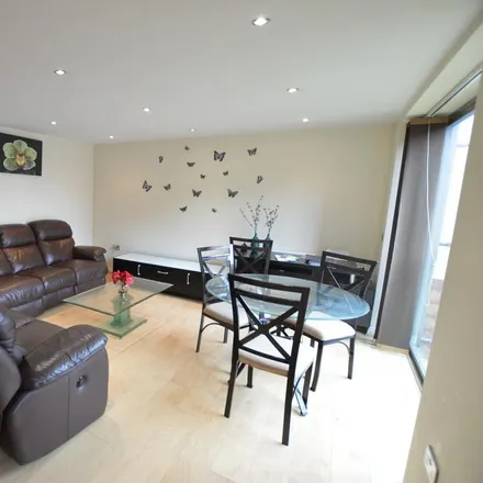Rent this 2 bed apartment on Spur House in The Crescent, Maidenhead
