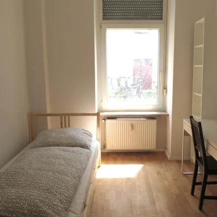 Rent this 3 bed room on Tuffis Bio Kiosk in Mahlower Straße, 12049 Berlin