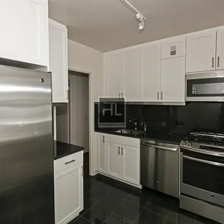 Image 6 - The Bristol, 300 East 56th Street, New York, NY 10022, USA - Apartment for rent