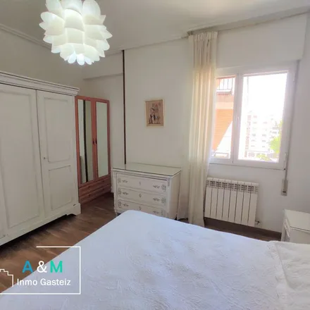 Rent this 3 bed apartment on Unibertsitateko ibilbidea/Paseo de la Universidad in 01005 Vitoria-Gasteiz, Spain