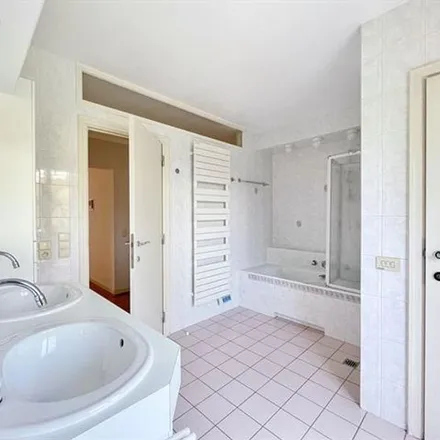 Rent this 3 bed apartment on Avenue Montgolfier - Montgolfierlaan 79 in 1150 Woluwe-Saint-Pierre - Sint-Pieters-Woluwe, Belgium