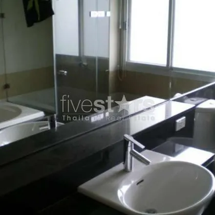 Rent this 3 bed apartment on unnamed road in Huai Khwang District, Bangkok 10310