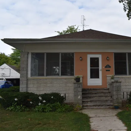 Buy this 2 bed house on 105 Bungalow Place in Pontiac, IL 61764