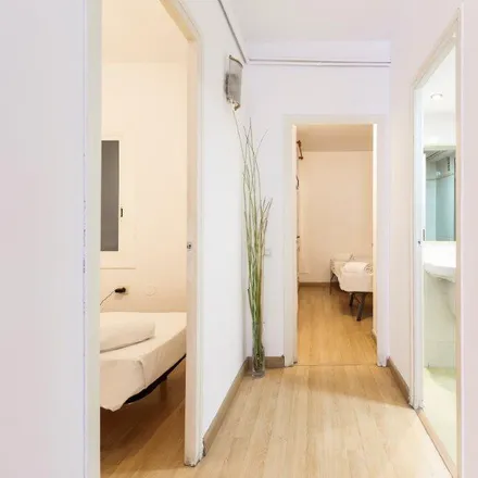 Image 9 - Carrer de Villarroel, 15, 08001 Barcelona, Spain - Apartment for rent