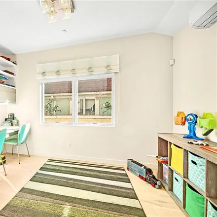 Image 7 - 262 West End Avenue, New York, NY 11235, USA - House for sale