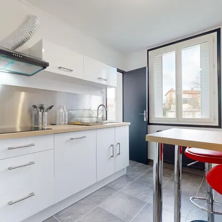 Rent this 3 bed apartment on 9 Allée des Capucines in 63000 Clermont-Ferrand, France