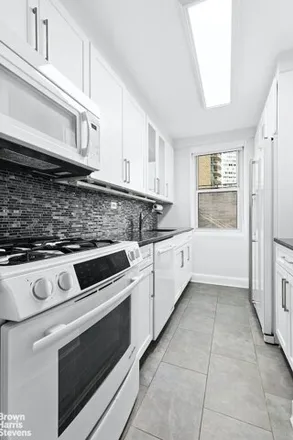 Image 3 - Lincoln Terrace, 165 West 66th Street, New York, NY 10023, USA - Apartment for sale